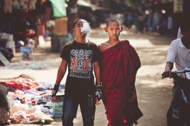 Un joven monje tibetano y su hermano