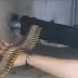 VIDEO: Sicario realiza disparos de ametralladora durante supuesto combate escuchando la canción de "Movimiento Naranja"