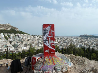 ΑΠΟΚΛΕΙΣΤΙΚΟ ΑΝΟΠΑΙΑ ΑΤΡΑΠΟΣ:ΑΠΟΚΡΥΦIΣΤΙΚΑ ΣΥΜΒΟΛΑ ΚΑΙ ΜΗΝΥΜΑΤΑ ΣΕ ΤΟΙΧΟΥΣ ΤΗΣ ΑΘΗΝΑΣ (ΣΤ’ΜΕΡΟΣ)  