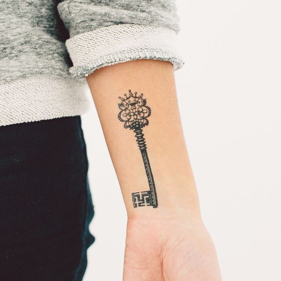 Tatuagem feminina de chave Tatuagem feminina de chave