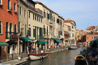 Wenecja - piękne budynki, różnorakie łodzie