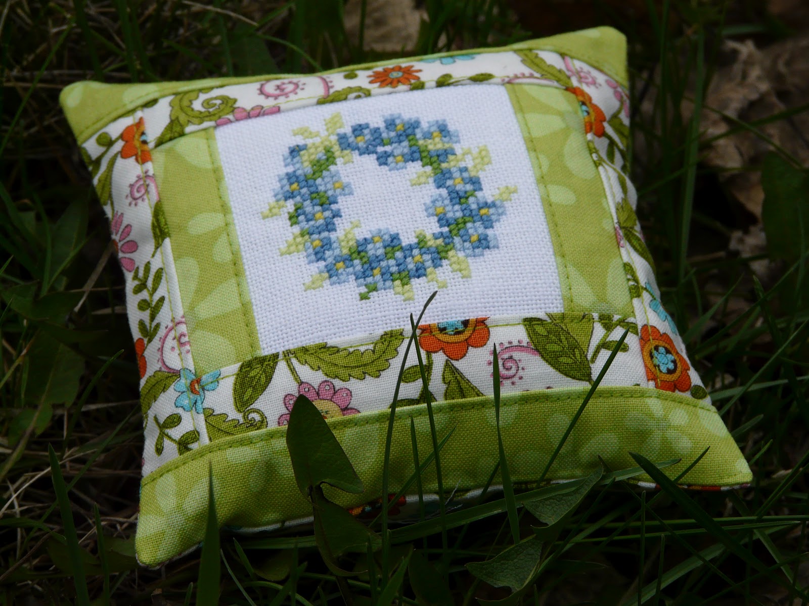 игольница бискорню. белорусская вышивка на одежде. наволочки с вышивкой. бразильская вышивка игольницы. вышивка лоскутками ткани.