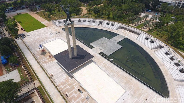 amphitheater dan kolam air mancur di Lapangan Banteng