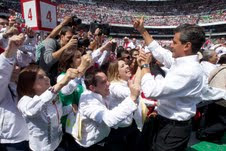 Peña Nieto se compromete a un cambio radical en su cierre de campaña en el Azteca.