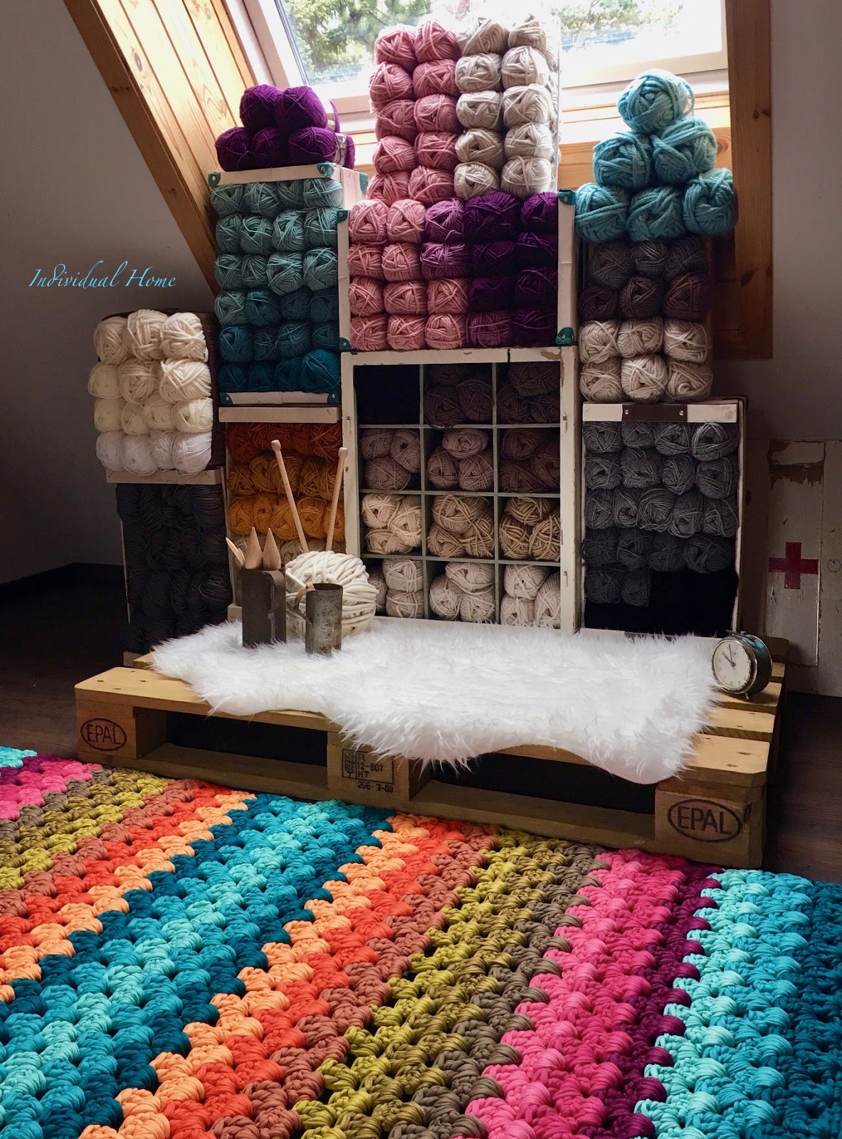 интересные вязаные вещи. фабрика вязальная машина. вязальный цех. профессия вязальщица. хобби для женщин рукоделия.