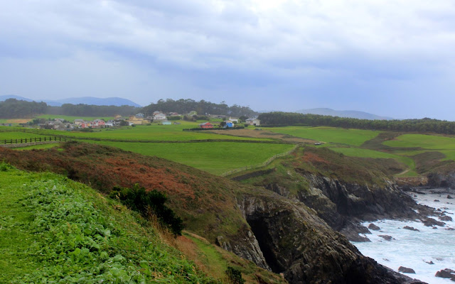 Praderas verdes junto al mar en Asturias occidental