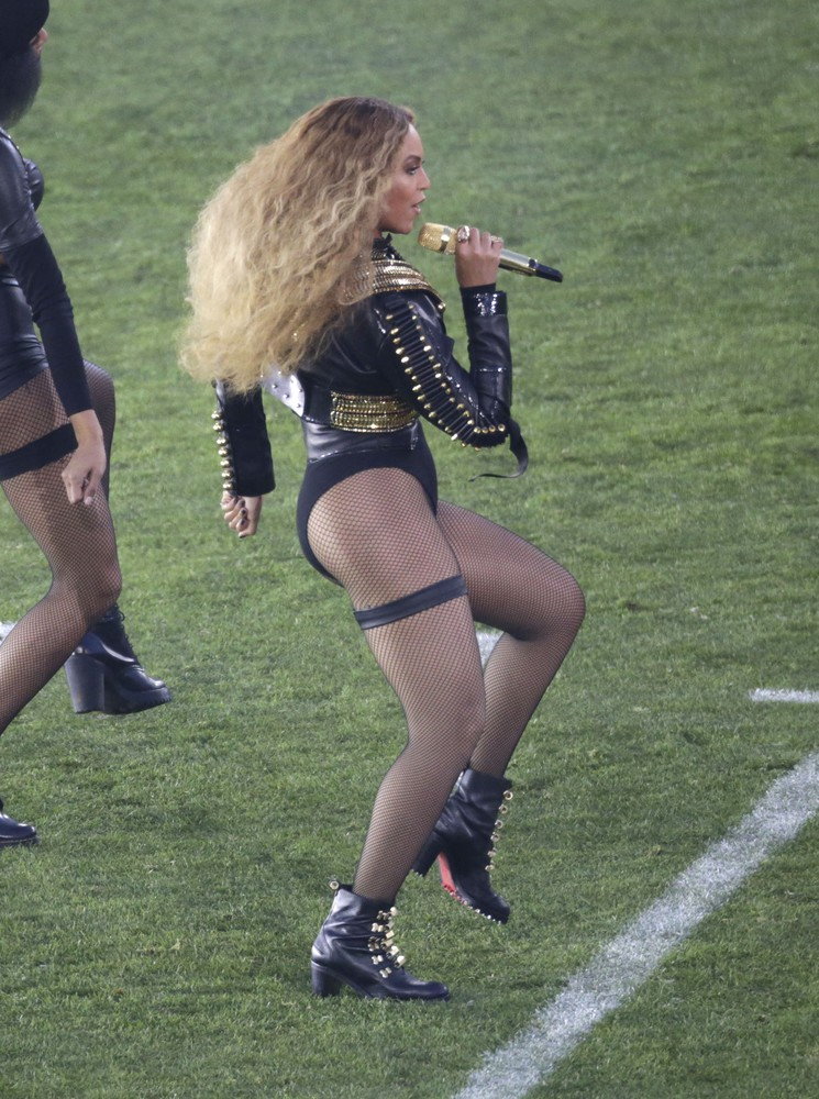 Queen Bey was wearing a... Beyoncé ' s got inspired by Michael Jackson...