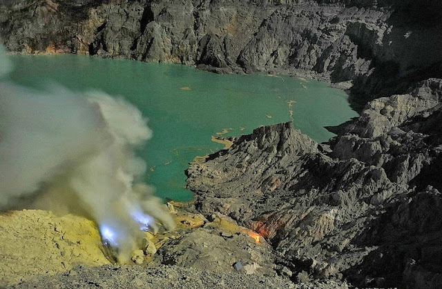 Kawah Ijen, el volcán que escupe llamas azules