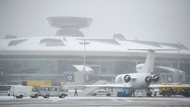 В московских аэропортах отменили десятки рейсов