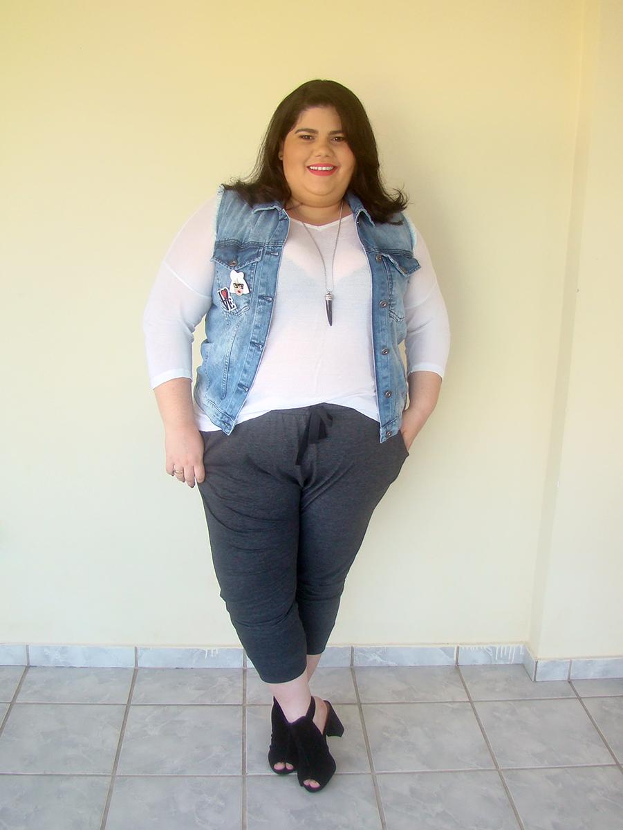 Look Plus Size com Calça Jogger e Colete Jeans look plus size calça jogger colete jeans pins de roupa divertidos gorda na moda gordinha fashion estilo