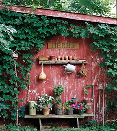 How to Recycle: Garden Decorations of Recycled Old Chairs and Benches