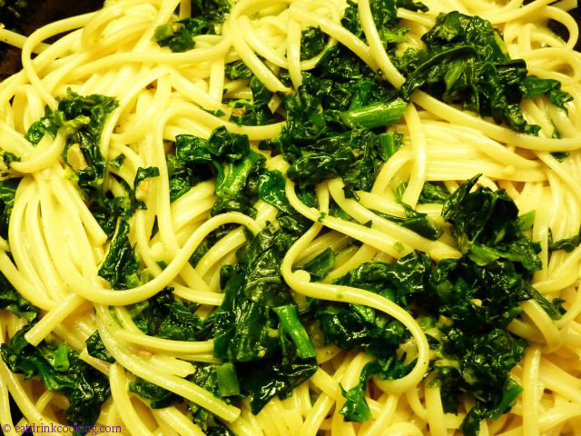 eatdrinkcooking: Pasta, Wurzelspinat, Knoblauch - pasta agli spinaci