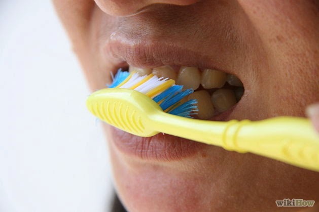 Чистить зубы мылом. Чем раньше чистили зубы. Горчицу как заварить чистить зубы. Как чистили зубы сухой соломой фото.