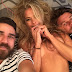 Adriane Galisteu posa topless com amigos