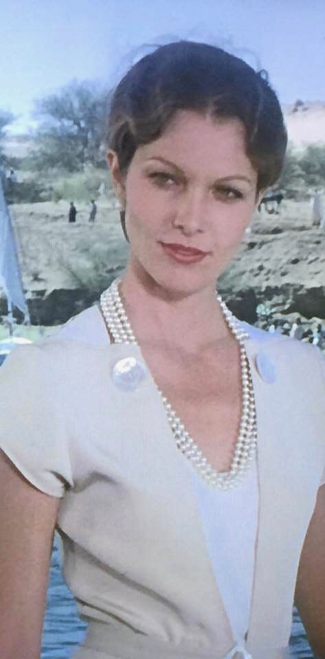 Lois chiles sexy