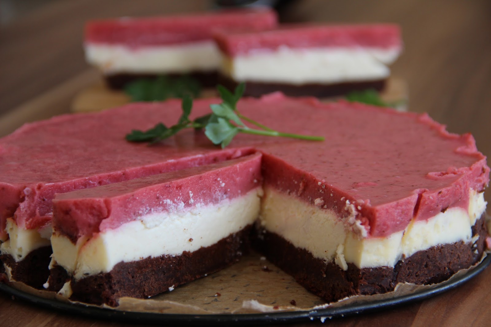 Sernikobrownie z musem truskawkowym