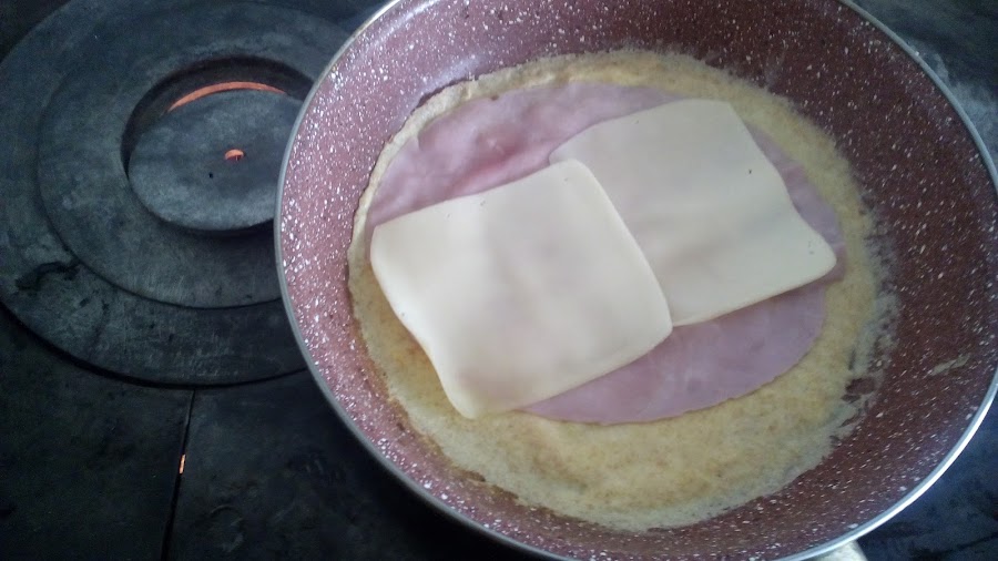 Preparando los crepes salados rellenos de jamón york y queso.