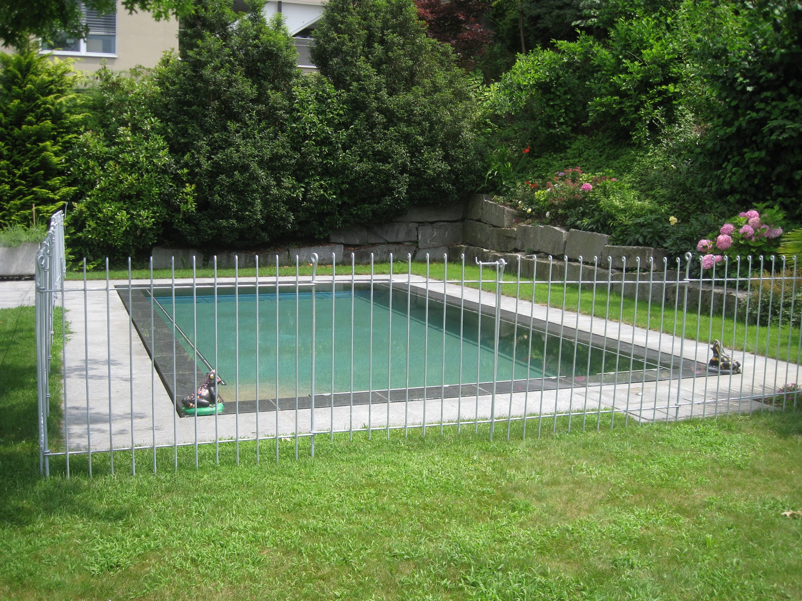 Teich- und Steckzäune von www.melabel.be: Poolzaun in der Schweiz
