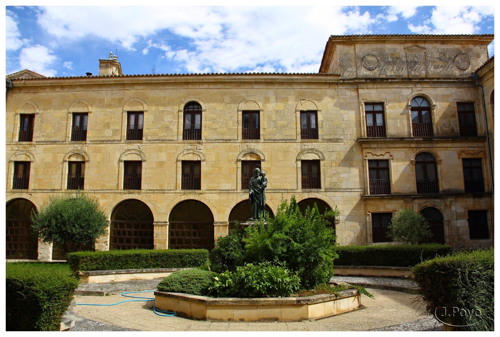 claustro de la hospedería Hospedería de Santo Domingo de Silos