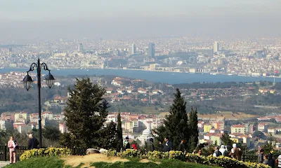 Стамбул, как и Киев, расположен на семи холмах. Но если в Киеве в марте возможны снежные вьюги, в бывшей столице Турции в эту пору весеннее буйство.
