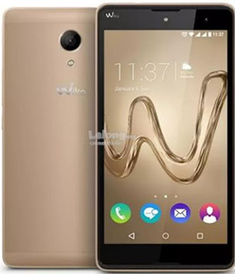 Spesifikasi Wiko Robby Spesifikasi Wiko Robby Yang jadi kelebihan dari Wiko Robby adalah kualitas audio yang dihasilkan soub, dimana ponsel ini membawa dual stereo speaker dibagian depan jadi buat nonton video atau dengerin musik kualitas suaranya cukup jernih dan jelas, apalagi buat lihat film dengan layar yang cukup lebar dan kualitas suara yang jernih. Sekarang ke bagian Kamera, Wiko Robby membawa kamera beresolusi 8MP untuk kamera utama dengan LED Flash dan fitur kamera standar, kualitas kameranya cukup cerah meskipun kurang jernih namun untuk ponsel kelas menengah sih udah lumayan, juga bisa buat merekam video kualitas 1080p@30fps. Sedang untuk kamera depan punya resolusi 5 MP dengan LED Flash rasanya cukuplah kalo buat ngambil foto selfie. Daya Baterai yang dimiliki Wiko Robby sebesar 2500mAh, nggak terlalu kecil dan nggak terlalu besar alias sedang-sedang saja, untuk pemakaian yang wajar ponsel mampu bertahan seharian namun ada beberapa pengguna yang mengeluhkan kalo ponsel ini terbilang cukup boros meskipun layar ponsel dalam keadaan mati namun untuk pengisian baterainya cukup cepat sekitar 90 menit. Kelebihan Layar cukup lebar. Support USB OTG. Kualitas Audio cukup bagus. Membawa OS Android Marshmallow. Kekurangan Wiko Robby Baterai cukup boros. Belum Support 4G LTE. Spesifikasi