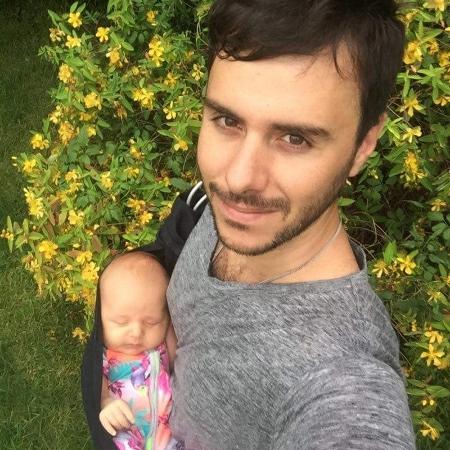 Victor do MasterChef e seu noivo são pais de Aiko, menino que também tem duas mães lésbicas Victor do MasterChef e seu noivo são pais de Aiko, menino que também tem duas mães lésbicas