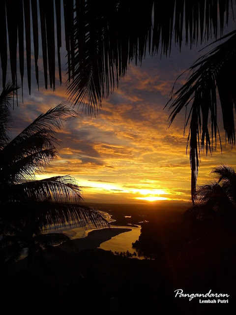 Senja di Lembah Putri Senja di Pantai Lembah Putri