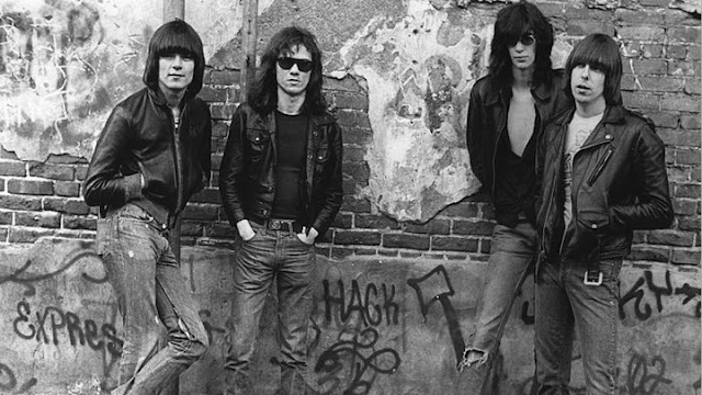 AÑOS DEBUT RAMONES: PUNK NACIÓ EMULANDO BEATLES Nada menos cuarenta años pasado desde publicara primer disco punk-rock: febrero 1976 neoyorquinos Ramones grabaron álbum, muchos aspectos...