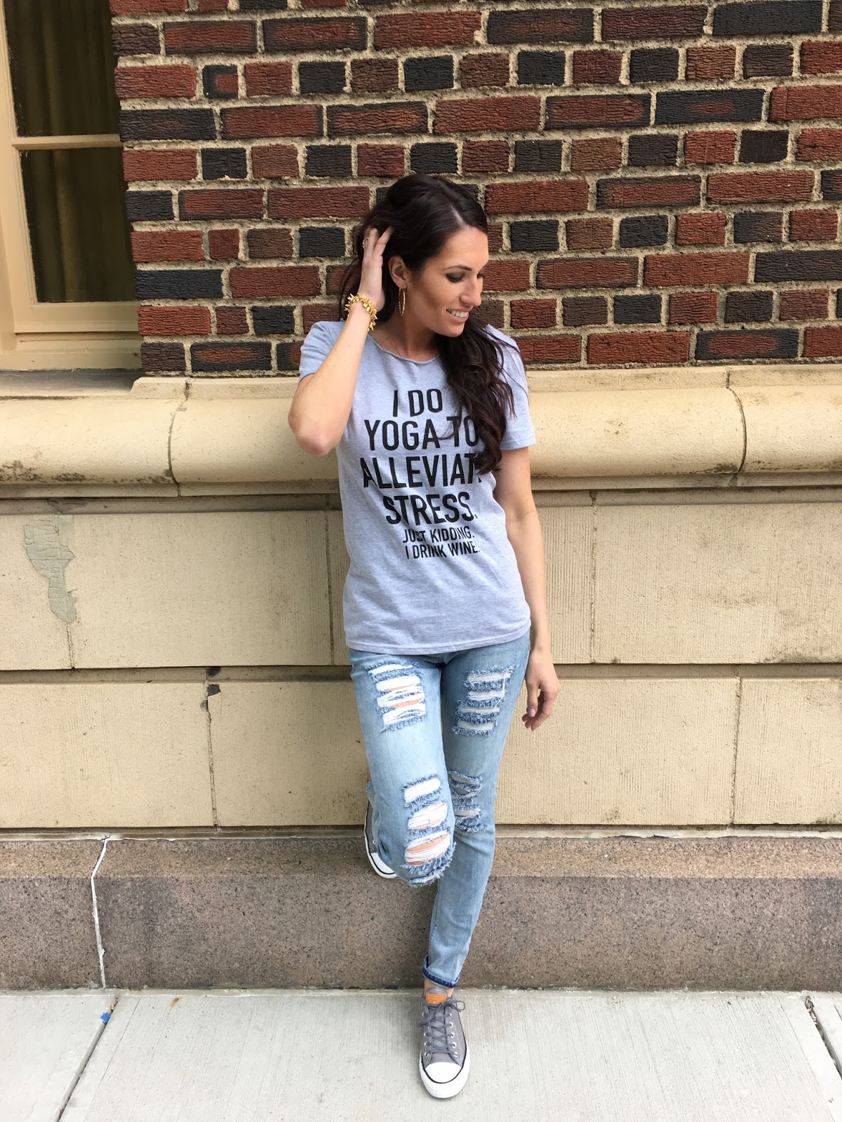 White t shirt and ripped jeans outfit cheap