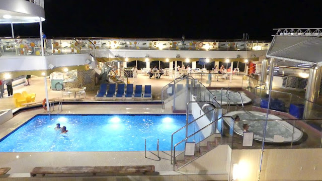 Costa Magica - Deck mit Pool am Abend Costa Magica - Deck mit Pool am Abend