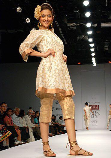 Gauhar Khan feet, Gauhar Khan sandal, Gauhar Khan ramp walk