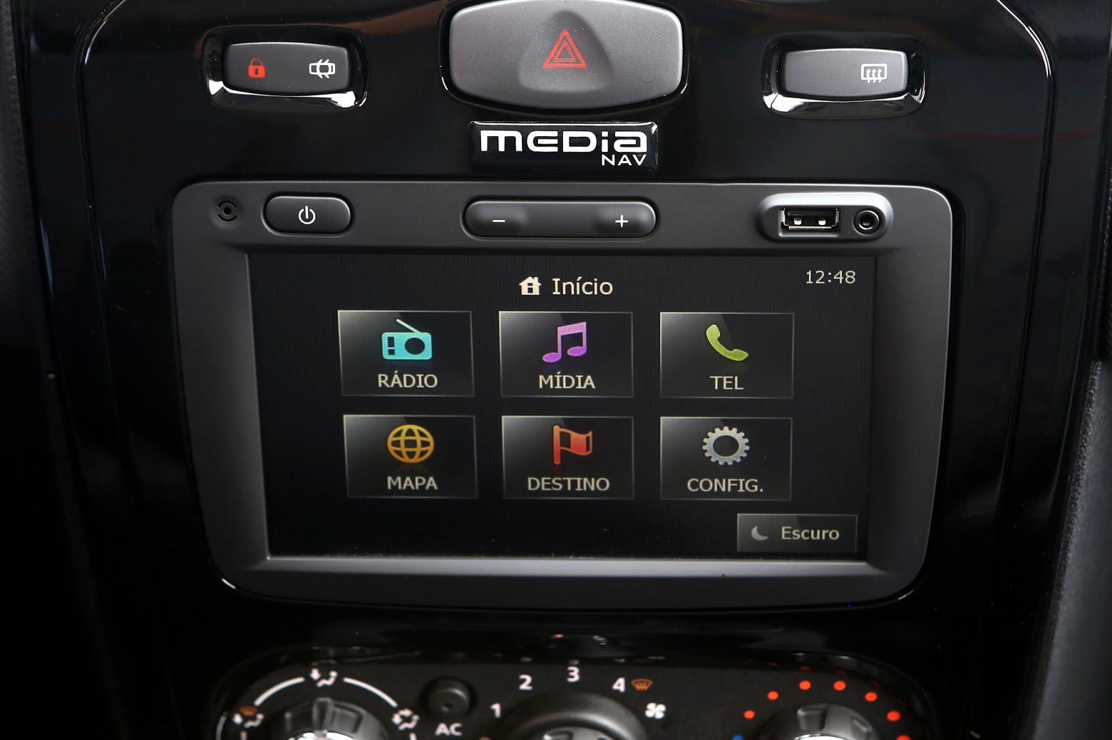 Магнитола в рено степвей. Аудиосистема рено логан 2015. Renault sandero 2020 салон. Мультимедийная система рено логан 2. Сандеро степвей мультимедиа.