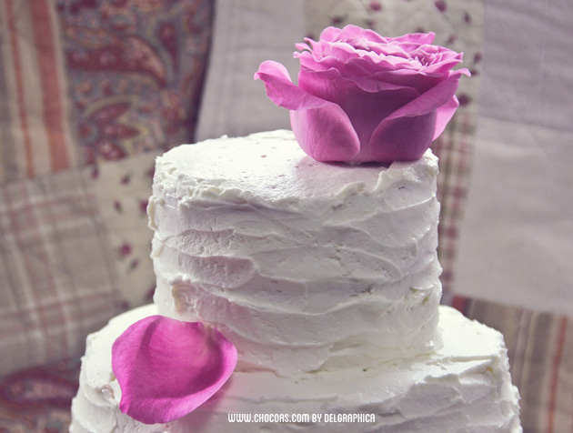 Tarta nupcial blanca con flores frescas