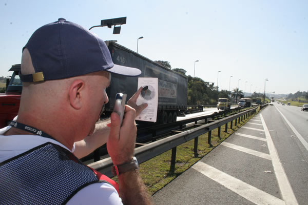 operaçao fumaça preta tecnico cetesb multando