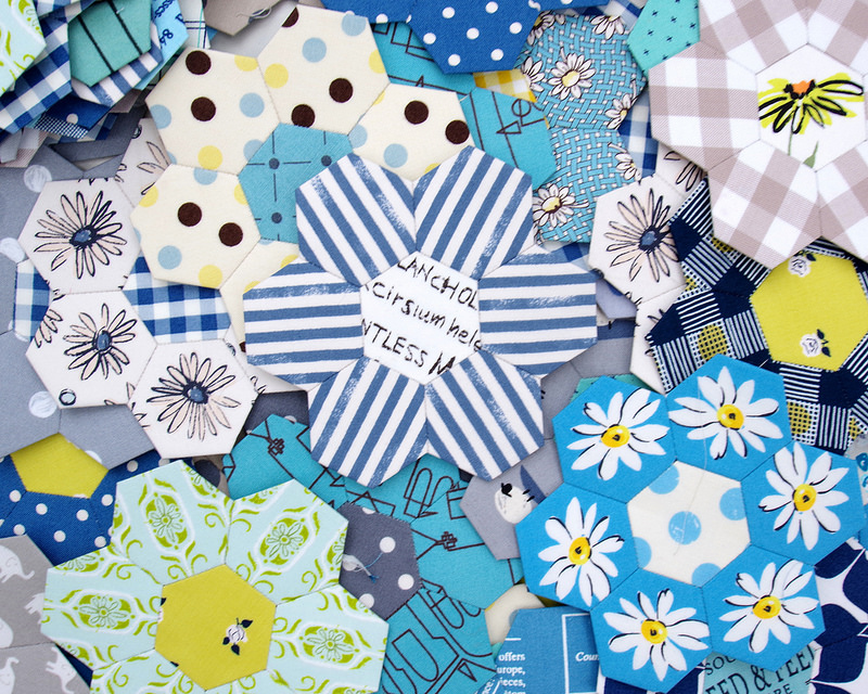 B is for Blues ~ A Hexagon Quilt  | © Red Pepper Quilts 2018 #englishpaperpiecing #hexagonquilt 