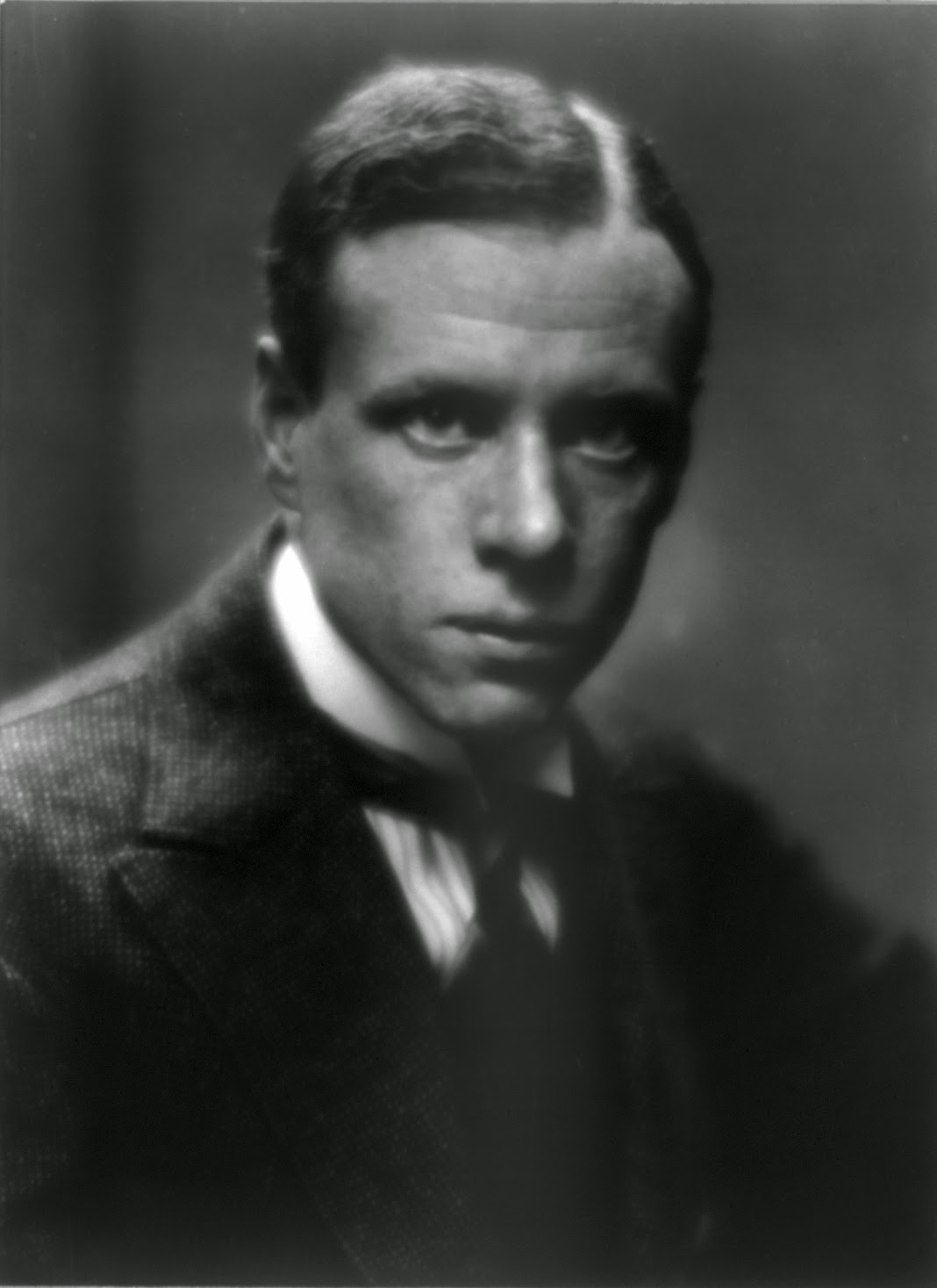 Photo of Sinclair Lewis. Image Source: http://upload.wikimedia.org/wikipedia/commons/6/6c/Lewis-Sinclair-LOC.jpg