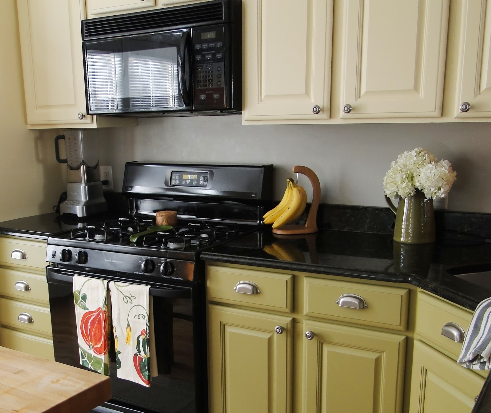 Two Tone Kitchen Cabinets: DIY - Painting Kitchen Cabinets