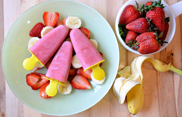 Picolé de iogurte com banana e morango http://www.estou-crescendo.com/2016/09/picole-saudavel-confira-algumas.html