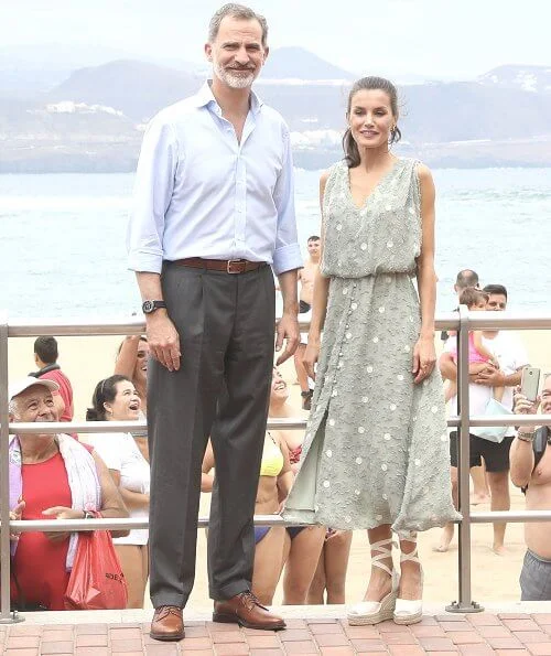 Queen Letizia wore a new textured weave dress by Zara, and a suede canvas shoe by Macarena. Lisa Angel bamboo gold hoop earrings