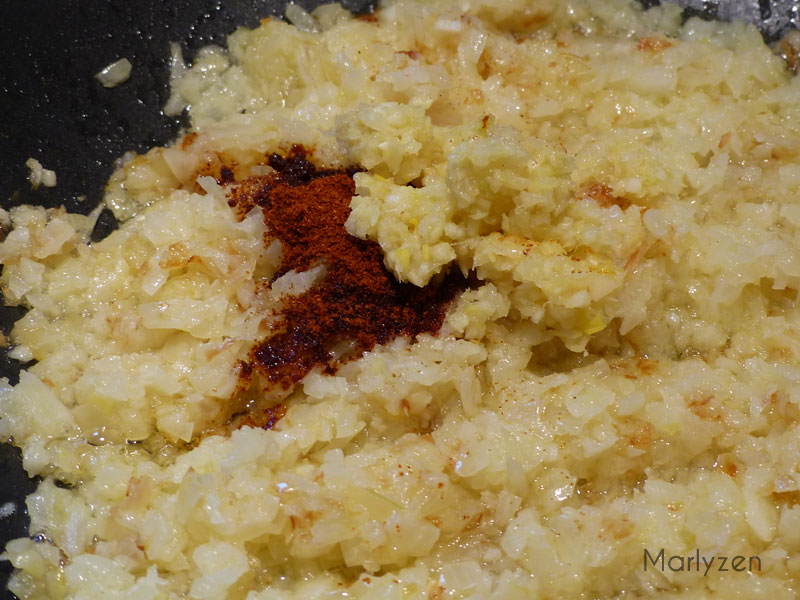 Ajoutez le paprika et la pâte ail-gingembre.