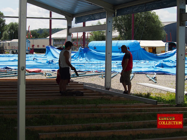 Montage de la tente restauration du Circus Krone, 2012