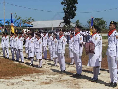 Terlarang Rayakan HUT RI ke 73, SMK Negeri Seira Terpaksa Baris dengan Masyarakat Terlarang Rayakan HUT RI ke 73, SMK Negeri Seira Terpaksa Baris dengan Masyarakat