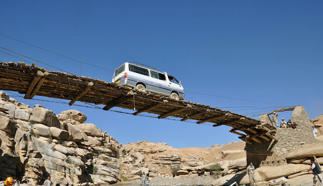 ada-kamu.blogspot.com - Jembatan Kayu Mengerikan Jadi Penghubung Provinsi di Afganistan