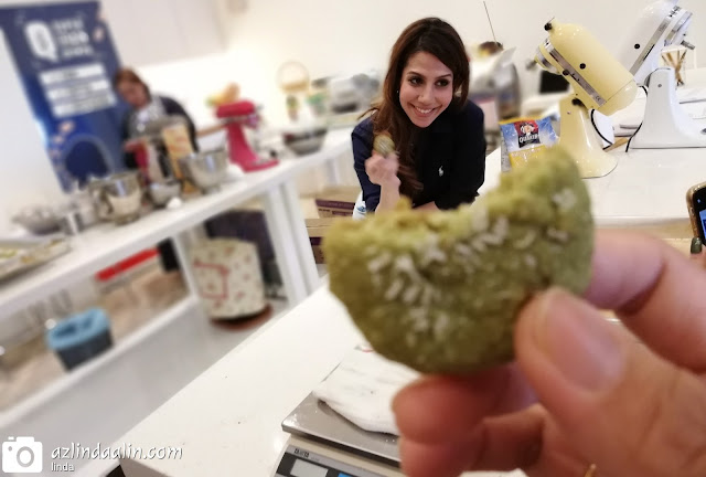 BISKUT OAT ONDE ONDE WITH CHEF ANIS NABILAH - Assalamualaikum, selamat pagi ! Kalau korang dah baca entri blog mummy semalam . Mummy ada hi-tea dnegan Chef Anis Nabila Celebrity Chef. Seperti yang mummy janjikan, entri kali ini, mummy nak share resepi dari Chef Anis Nabilah - BISKUT OAT ONDE ONDE WITH CHEF ANIS NABILAH BISKUT OAT ONDE ONDE WITH CHEF ANIS NABILAH Serius resepi kali ini, sangat mudah dan senang buatnya. Cukup bahan...siap ! Hehehe. jom kita tengok details resepi BISKUT OAT ONDE ONDE WITH CHEF ANIS NABILAH BISKUT OAT ONDE ONDE WITH CHEF ANIS NABILAH - Assalamualaikum, selamat pagi ! Kalau korang dah baca entri blog mummy semalam . Mummy ada hi-tea dnegan Chef Anis Nabila Celebrity Chef. Seperti yang mummy janjikan, entri kali ini, mummy nak share resepi dari Chef Anis Nabilah - BISKUT OAT ONDE ONDE WITH CHEF ANIS NABILAH BISKUT OAT ONDE ONDE WITH CHEF ANIS NABILAH Serius resepi kali ini, sangat mudah dan senang buatnya. Cukup bahan...siap ! Hehehe. jom kita tengok details resepi BISKUT OAT ONDE ONDE WITH CHEF ANIS NABILAH