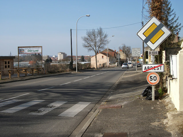 7 mars 2014 : le panneau d'entrée d'agglomération a disparu. La route départementale 906 en direction de Vichy en mars 2014.