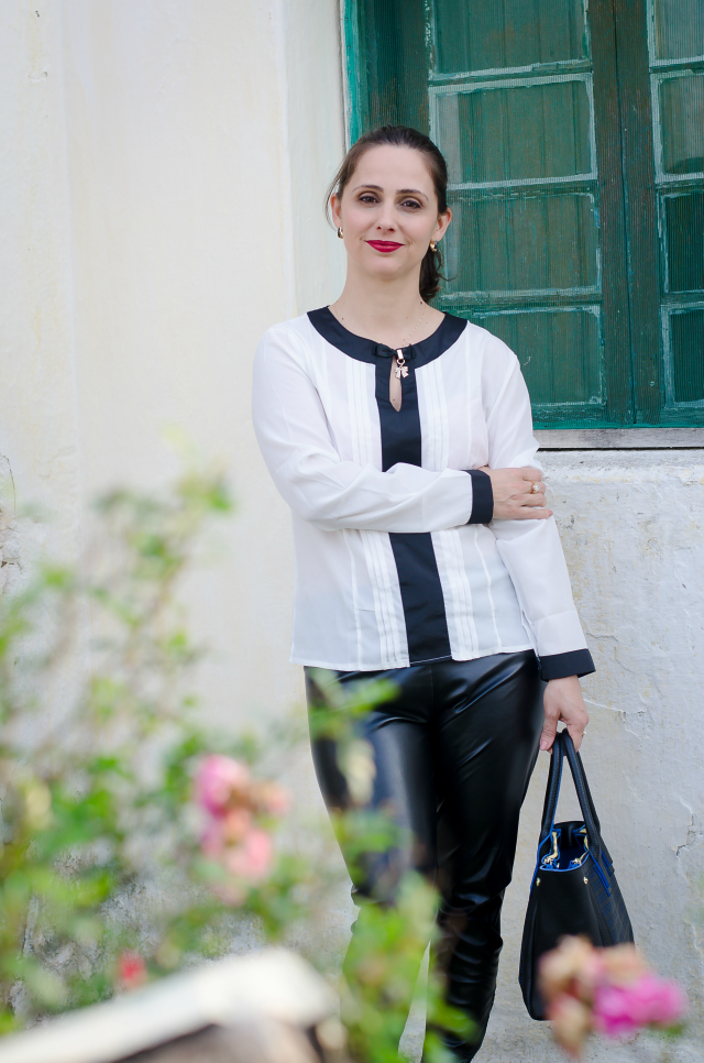 Camisa branca e preta, calça de couro, sandália Valentino inspired