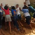 Crianças são flagradas empurrando transporte escolar atolado em Amaraji
