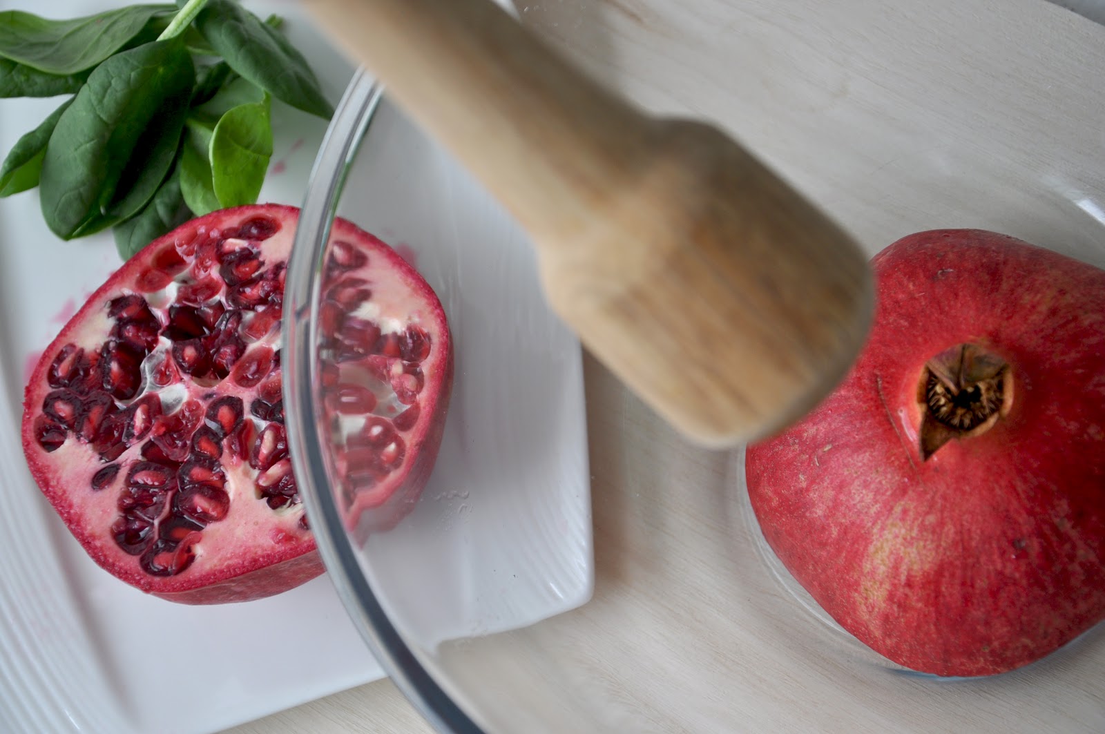 Fashion Gourmet Spinach, goat cheese & pomegranate Christmas salad