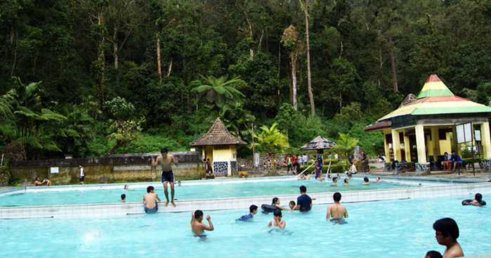 Wisata Pemandian air panas cangar Di Malang