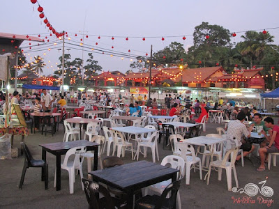 Siniawan Bazaar Night Market near the Temple